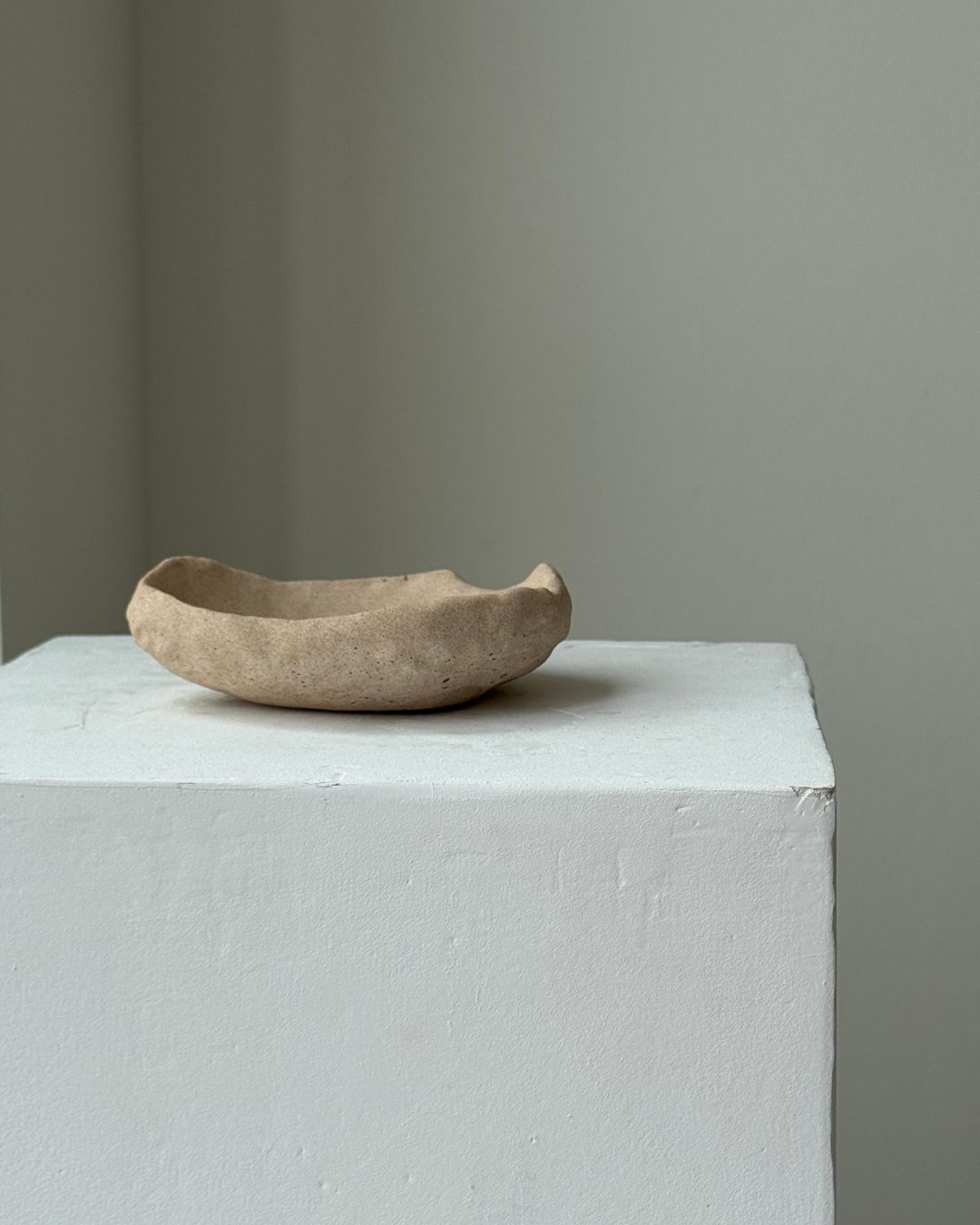 modern concrete sculpture, minimalist home decor, decorative sculpture for jewelry, unique home accent piece, functional art sculpture, storage sculpture for small items, contemporary concrete decor, eco-friendly home accessories, versatile home decor, stylish organizer for rings and keys, high-quality concrete art, sculptural design for living room or office, premium concrete sculpture, handmade decorative piece for modern homes, chic storage solution, thoughtful gift idea, ginaladeco