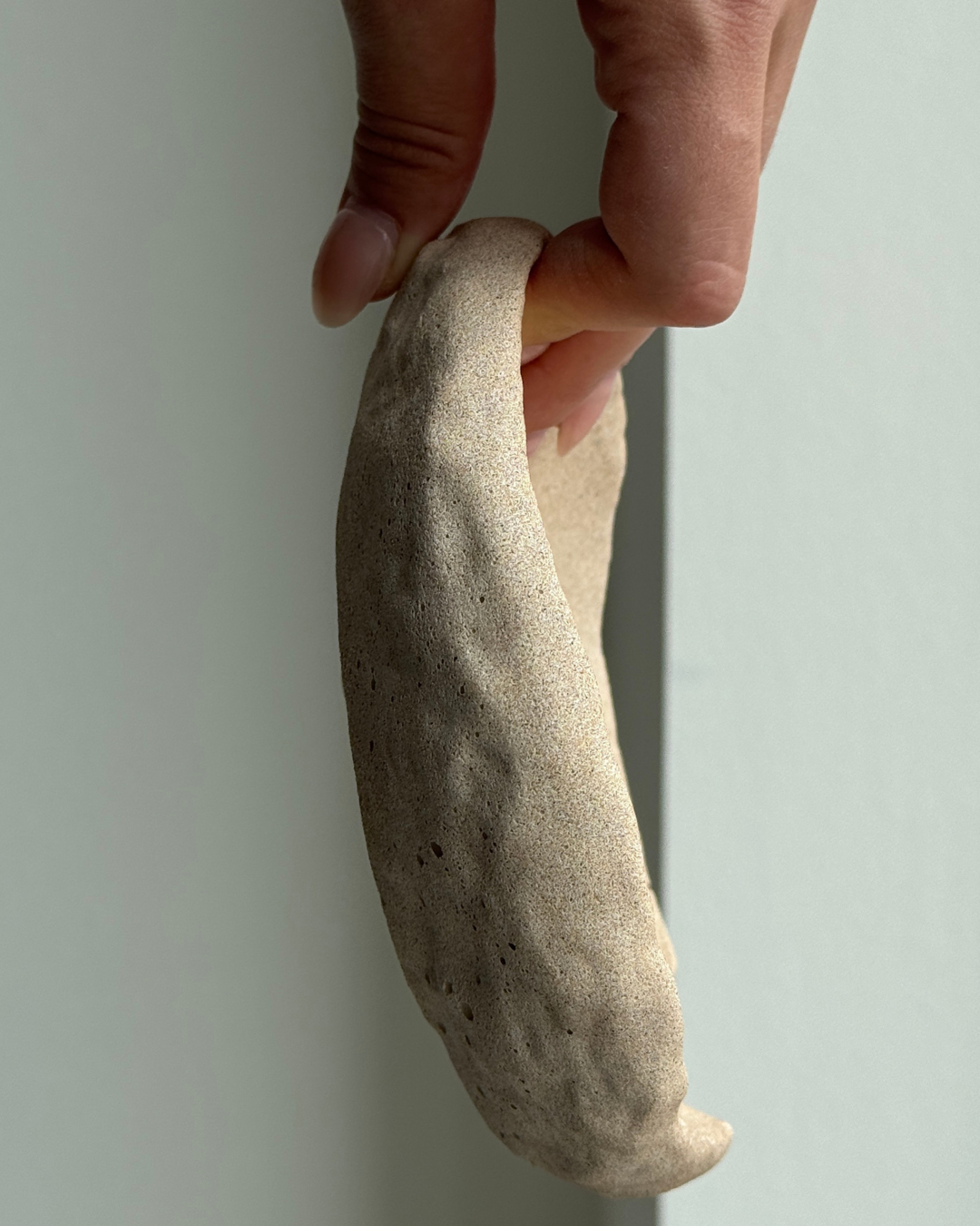modern concrete sculpture, minimalist home decor, decorative sculpture for jewelry, unique home accent piece, functional art sculpture, storage sculpture for small items, contemporary concrete decor, eco-friendly home accessories, versatile home decor, stylish organizer for rings and keys, high-quality concrete art, sculptural design for living room or office, premium concrete sculpture, handmade decorative piece for modern homes, chic storage solution, thoughtful gift idea, ginaladeco