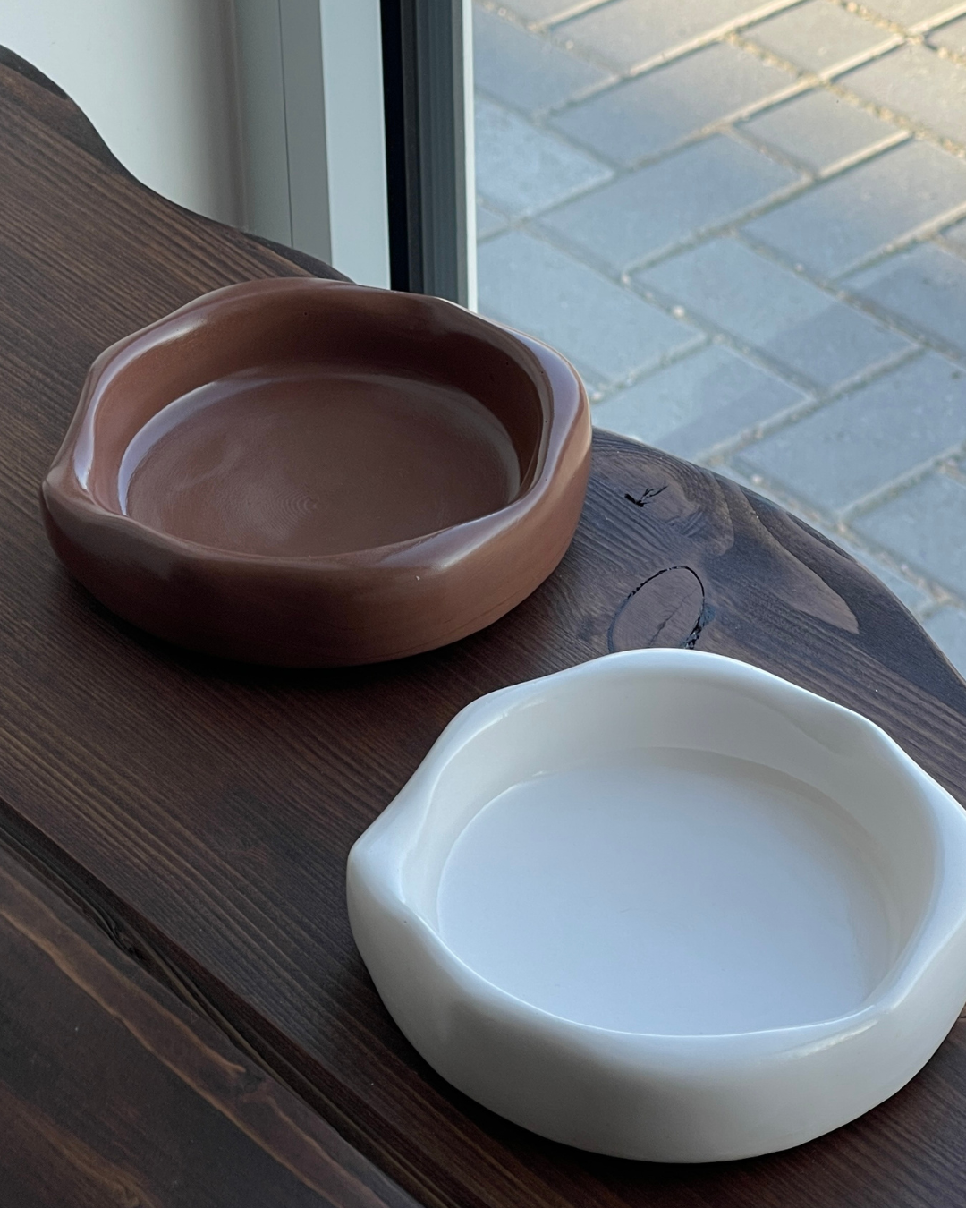 hand-poured eco-resin dish, minimalist round dish with glossy glaze, rich chocolate color, unique asymmetrical design, modern decorative tray for small items, stylish catch-all tray for keys and jewelry, functional home decor, premium quality resin tray, versatile dish for organizing accessories, high-quality eco-resin home decor, handmade decorative dish, contemporary decor for living room or office, elegant resin tray for modern homes, sustainable home accessories, chic storage dish, ginaladeco