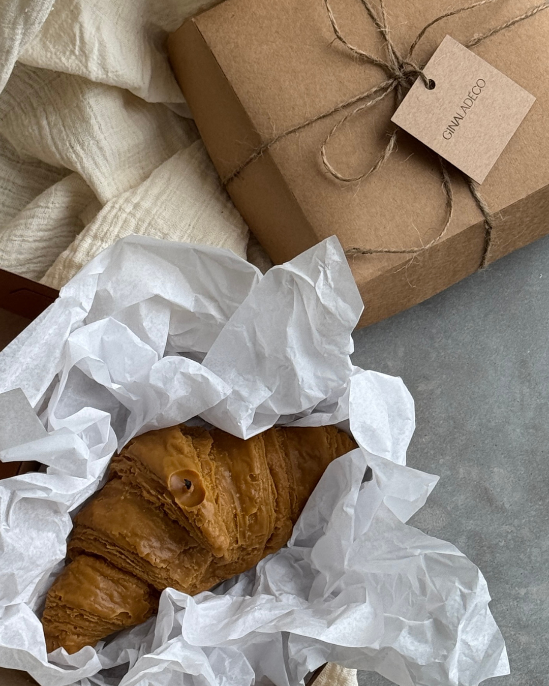 handmade scented candle, soy wax candle, croissant scented candle, vanilla pastry fragrance, bakery scent candle, eco-friendly candle with cotton wick, luxury home decor candle, clean burn candle, unique gift candle, plastic-free packaging, sustainable candles, high-quality scented candles, gift-ready candle, cozy home decor, artisanal candles, long-lasting scented candles, premium soy candles, perfect for home fragrance, Parisian bakery aroma, ginaladeco