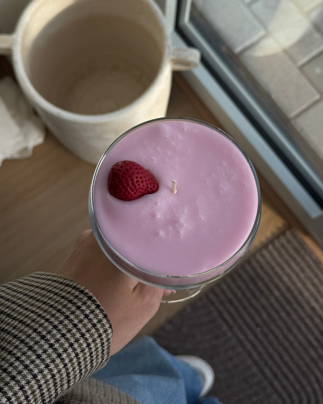 strawberry matcha martini candle, realistic cocktail candle, matcha candle, strawberry candle, handmade candle netherlands, fruit scented candle, realistic drink candle, cocktail candle netherlands, decor candle, unique candle design, realistic candle art, handmade matcha candle, home decor candle, martini glass candle, soy wax candle, aesthetic candle netherlands, realistic cocktail decor, luxe kaars nederland, artisan candle netherlands, cozy home candle, kaars cadeau, realistic strawberry matcha drink ca