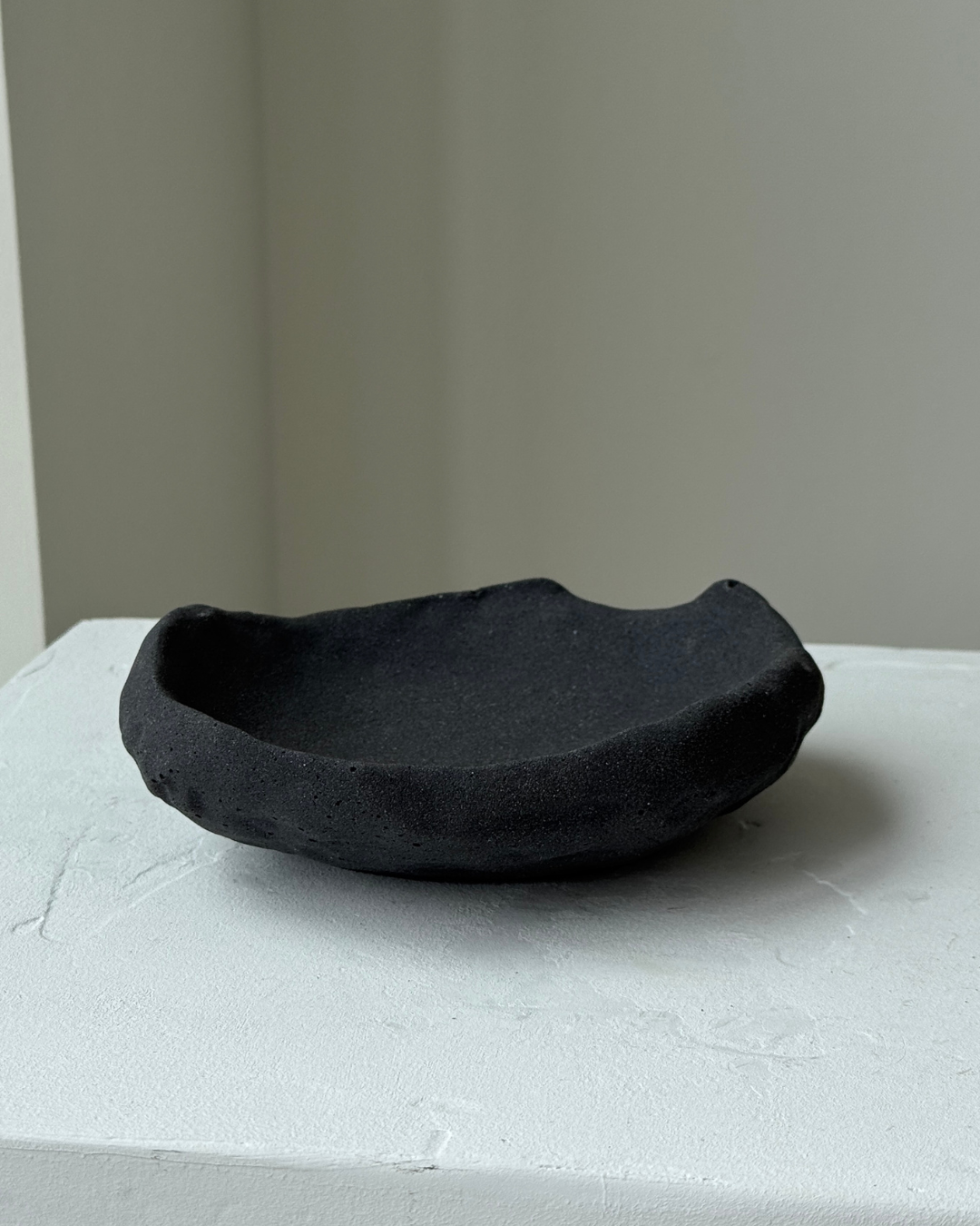 modern concrete sculpture, minimalist home decor, decorative sculpture for jewelry, unique home accent piece, functional art sculpture, storage sculpture for small items, contemporary concrete decor, eco-friendly home accessories, versatile home decor, stylish organizer for rings and keys, high-quality concrete art, sculptural design for living room or office, premium concrete sculpture, handmade decorative piece for modern homes, chic storage solution, thoughtful gift idea, ginaladeco