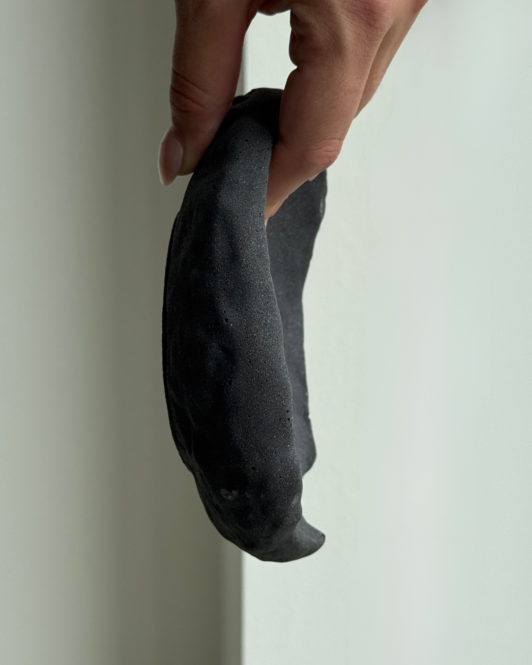 modern concrete sculpture, minimalist home decor, decorative sculpture for jewelry, unique home accent piece, functional art sculpture, storage sculpture for small items, contemporary concrete decor, eco-friendly home accessories, versatile home decor, stylish organizer for rings and keys, high-quality concrete art, sculptural design for living room or office, premium concrete sculpture, handmade decorative piece for modern homes, chic storage solution, thoughtful gift idea, ginaladeco