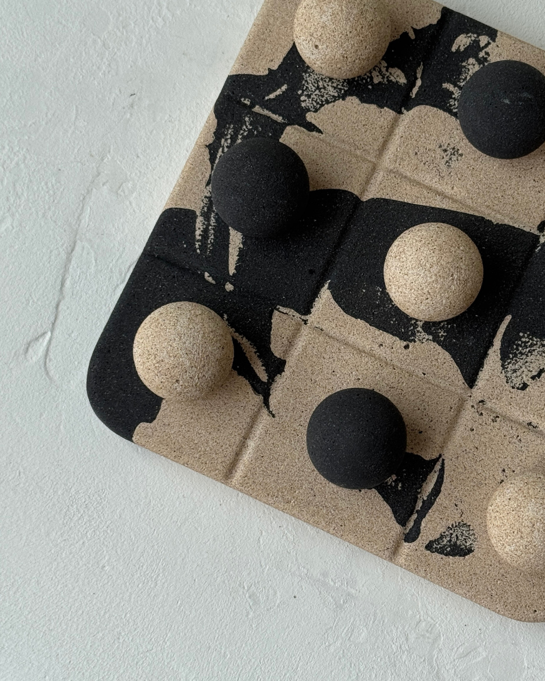 hand-poured micro concrete tic tac toe game, modern concrete decor, playful design object, sculptural home accent, beige and black marble finish, unique desk or living room decor, functional decorative piece, minimalist game board for home, stylish table decor, high-quality concrete accessories, sustainable and eco-friendly design, contemporary decor for adults, premium home decor, interactive home decor for play and pause moments, handmade decorative game, unique gift idea, ginaladeco