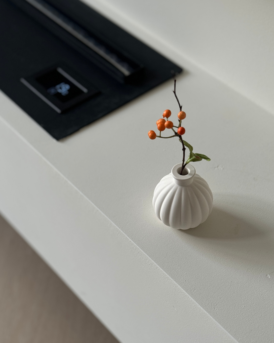 Luna mini vase, small decorative vase, handmade resin decor, minimalist design, neutral home accessory, perfect for dried flowers, compact and elegant styling, modern home decor piece, artful design object, unique gift idea, matte finish, ginaladeco