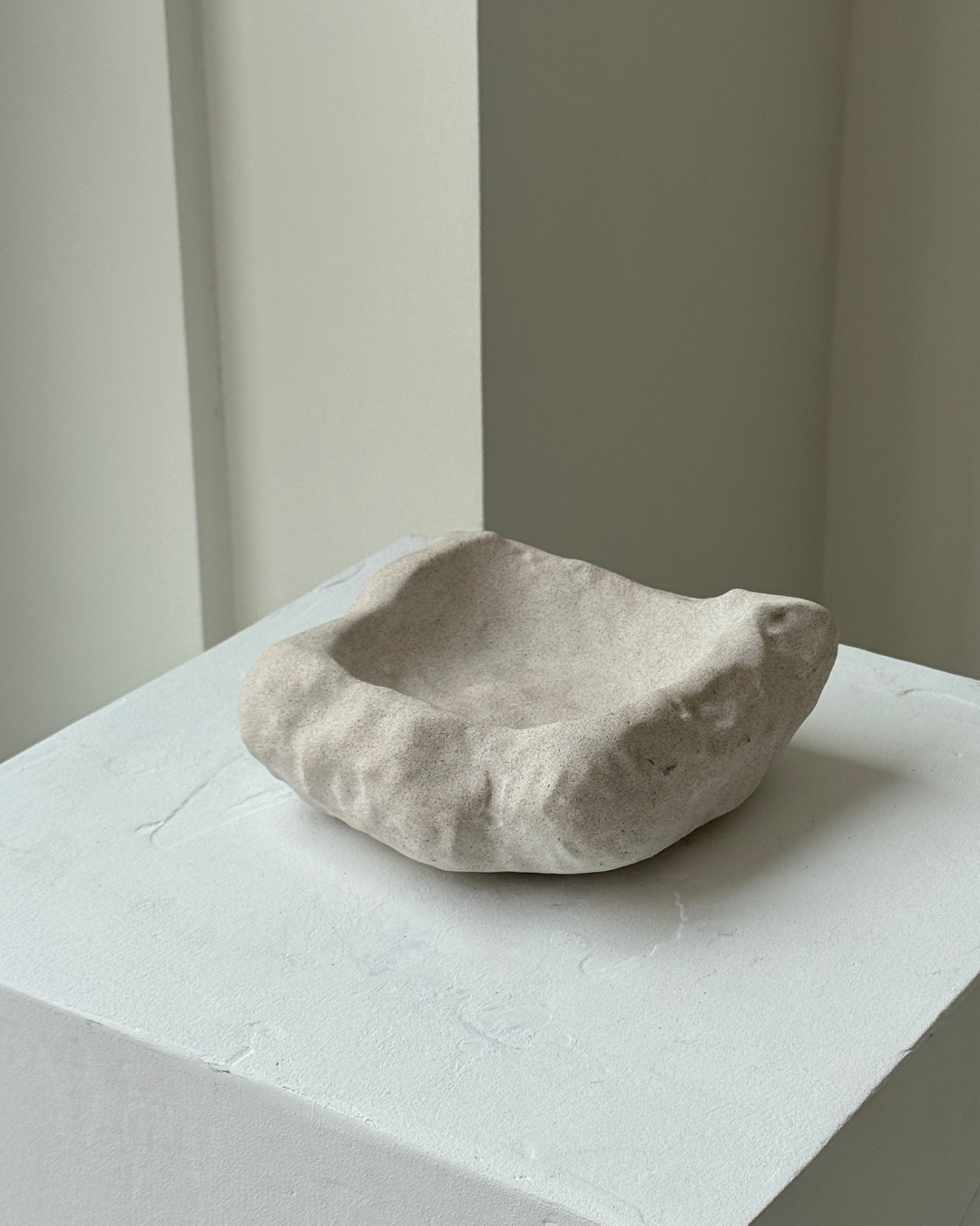 concrete sculpture for home decor, modern decorative sculpture, minimalist art sculpture, unique home accent, stylish jewelry holder, storage sculpture for rings and small items, contemporary concrete art, high-quality handcrafted sculpture, sustainable home decor, decorative centerpiece for living room or bedroom, eco-friendly home accessories, sculptural decor for modern homes, unique gift for home styling, premium art piece, sculptural design for home organization, ginaladeco