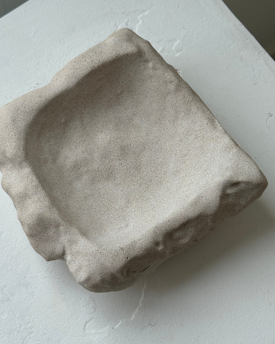 concrete sculpture for home decor, modern decorative sculpture, minimalist art sculpture, unique home accent, stylish jewelry holder, storage sculpture for rings and small items, contemporary concrete art, high-quality handcrafted sculpture, sustainable home decor, decorative centerpiece for living room or bedroom, eco-friendly home accessories, sculptural decor for modern homes, unique gift for home styling, premium art piece, sculptural design for home organization, ginaladeco