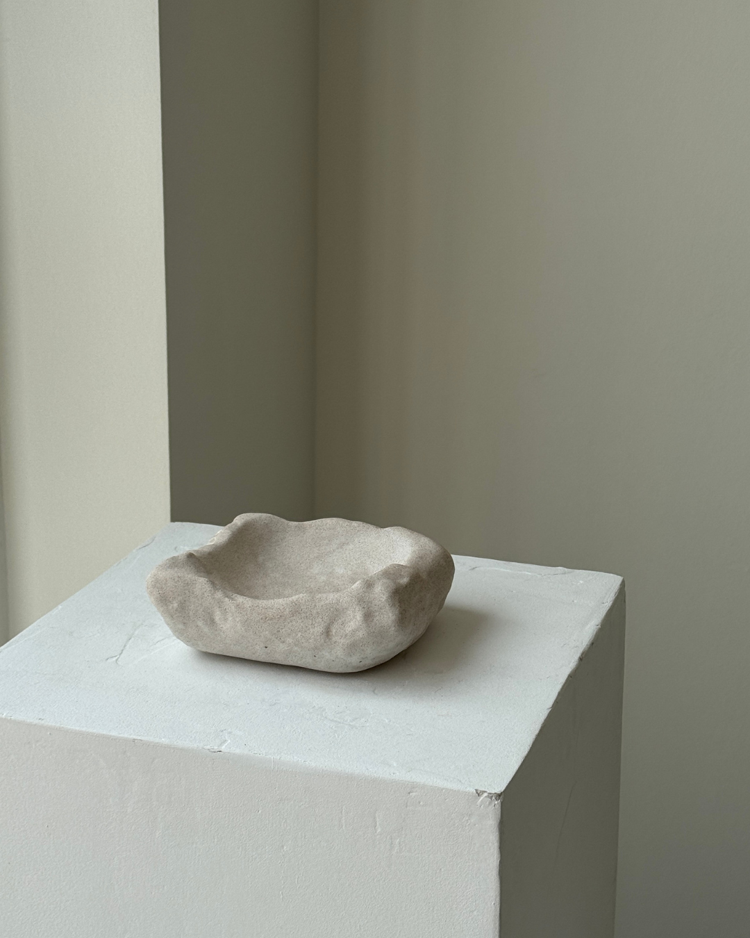 concrete sculpture for home decor, modern decorative sculpture, minimalist art sculpture, unique home accent, stylish jewelry holder, storage sculpture for rings and small items, contemporary concrete art, high-quality handcrafted sculpture, sustainable home decor, decorative centerpiece for living room or bedroom, eco-friendly home accessories, sculptural decor for modern homes, unique gift for home styling, premium art piece, sculptural design for home organization, ginaladeco