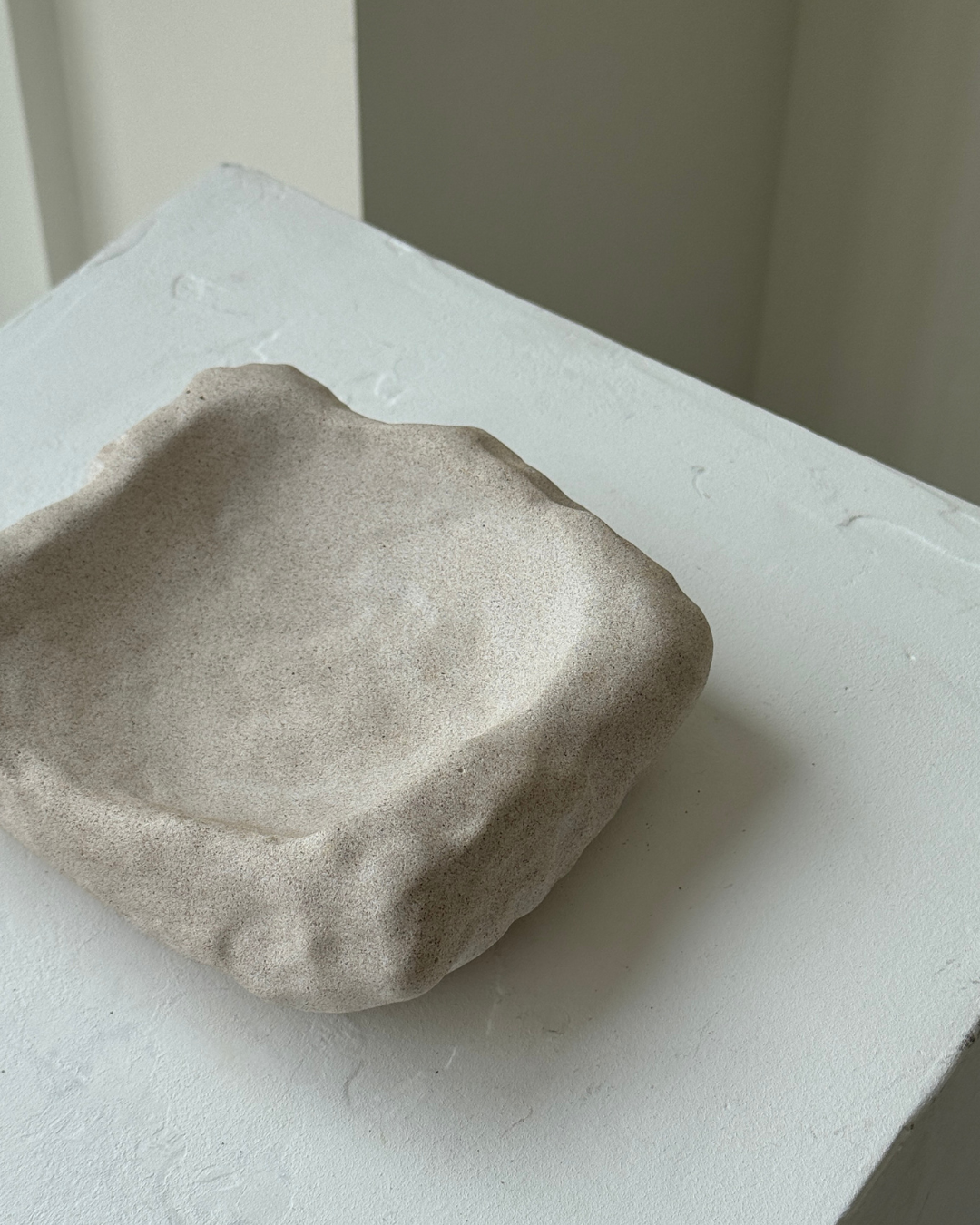 concrete sculpture for home decor, modern decorative sculpture, minimalist art sculpture, unique home accent, stylish jewelry holder, storage sculpture for rings and small items, contemporary concrete art, high-quality handcrafted sculpture, sustainable home decor, decorative centerpiece for living room or bedroom, eco-friendly home accessories, sculptural decor for modern homes, unique gift for home styling, premium art piece, sculptural design for home organization, ginaladeco