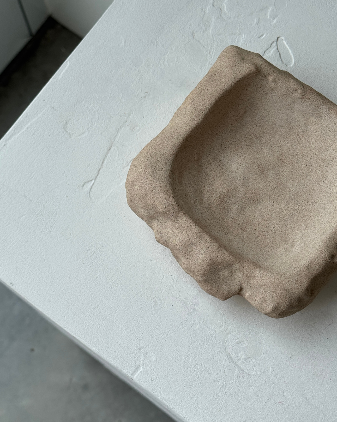 concrete sculpture for home decor, modern decorative sculpture, minimalist art sculpture, unique home accent, stylish jewelry holder, storage sculpture for rings and small items, contemporary concrete art, high-quality handcrafted sculpture, sustainable home decor, decorative centerpiece for living room or bedroom, eco-friendly home accessories, sculptural decor for modern homes, unique gift for home styling, premium art piece, sculptural design for home organization, ginaladeco