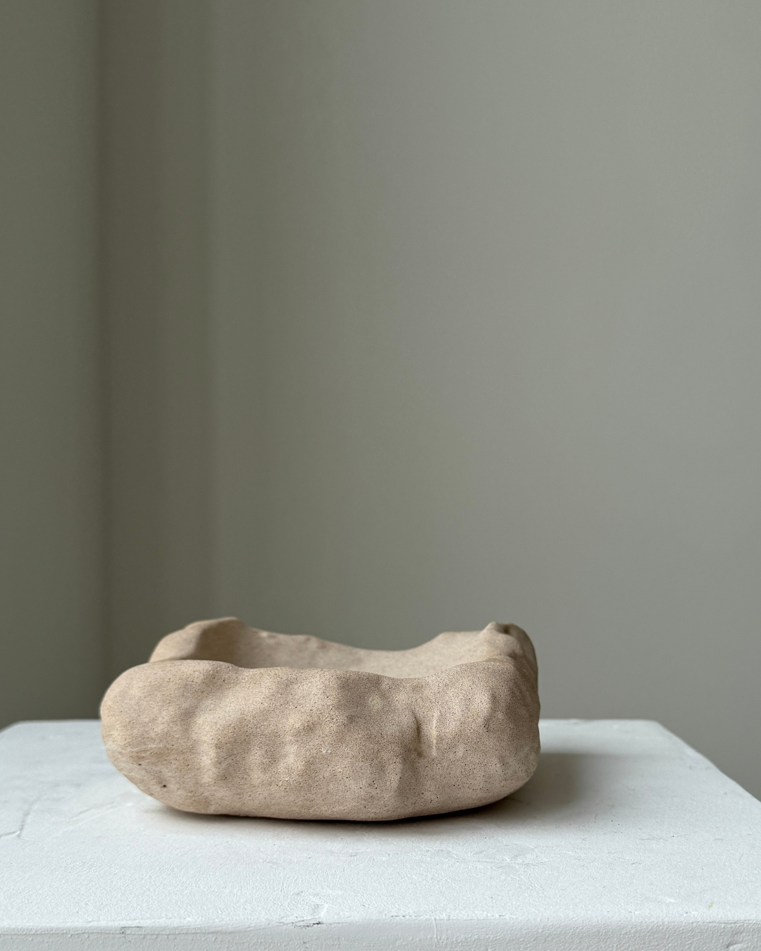concrete sculpture for home decor, modern decorative sculpture, minimalist art sculpture, unique home accent, stylish jewelry holder, storage sculpture for rings and small items, contemporary concrete art, high-quality handcrafted sculpture, sustainable home decor, decorative centerpiece for living room or bedroom, eco-friendly home accessories, sculptural decor for modern homes, unique gift for home styling, premium art piece, sculptural design for home organization, ginaladeco