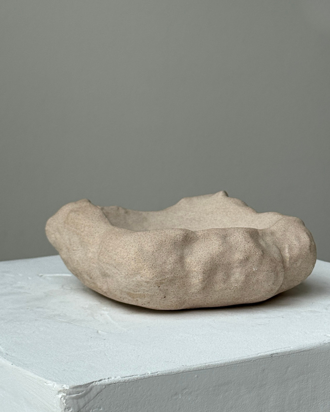 concrete sculpture for home decor, modern decorative sculpture, minimalist art sculpture, unique home accent, stylish jewelry holder, storage sculpture for rings and small items, contemporary concrete art, high-quality handcrafted sculpture, sustainable home decor, decorative centerpiece for living room or bedroom, eco-friendly home accessories, sculptural decor for modern homes, unique gift for home styling, premium art piece, sculptural design for home organization, ginaladeco
