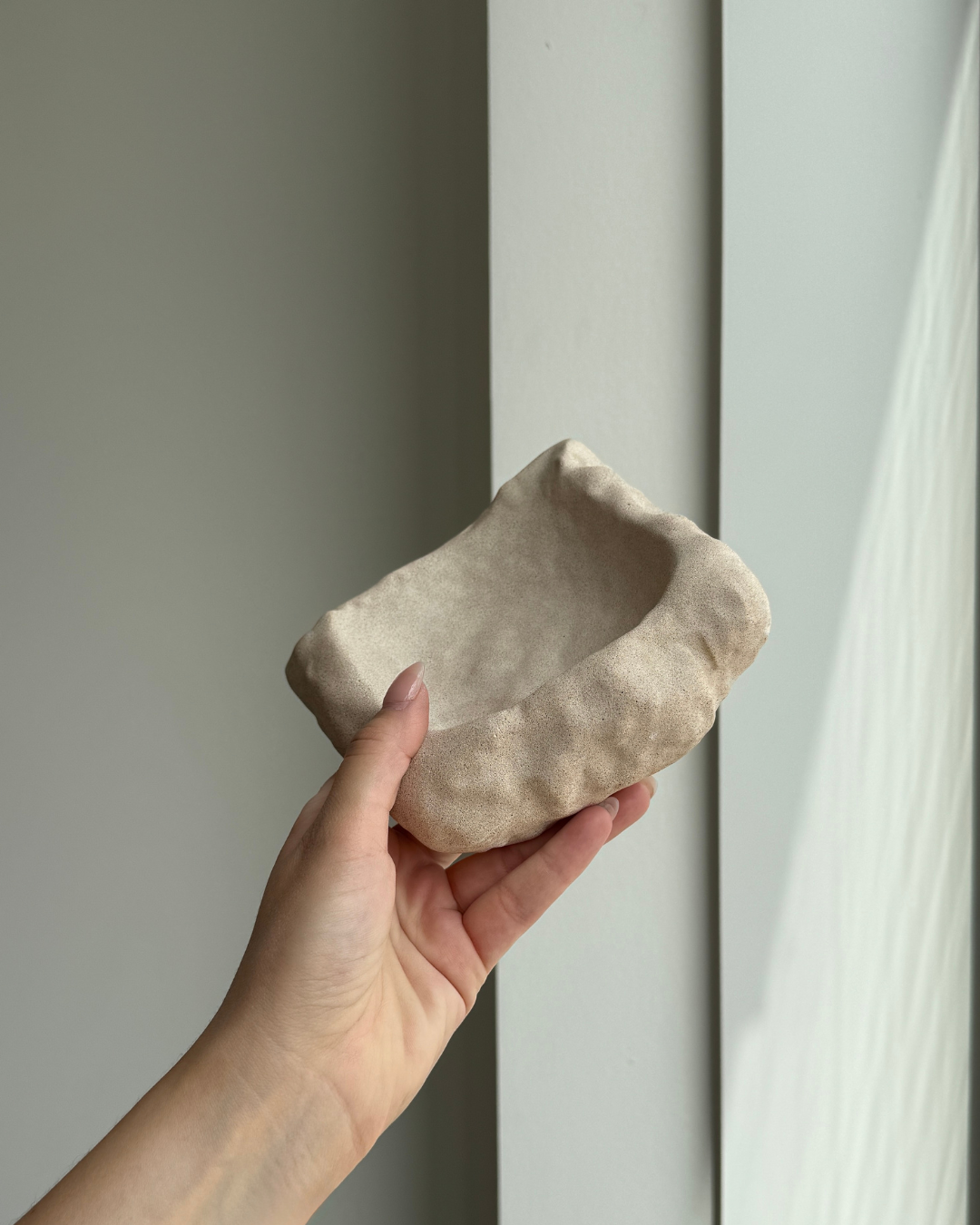 concrete sculpture for home decor, modern decorative sculpture, minimalist art sculpture, unique home accent, stylish jewelry holder, storage sculpture for rings and small items, contemporary concrete art, high-quality handcrafted sculpture, sustainable home decor, decorative centerpiece for living room or bedroom, eco-friendly home accessories, sculptural decor for modern homes, unique gift for home styling, premium art piece, sculptural design for home organization, ginaladeco
