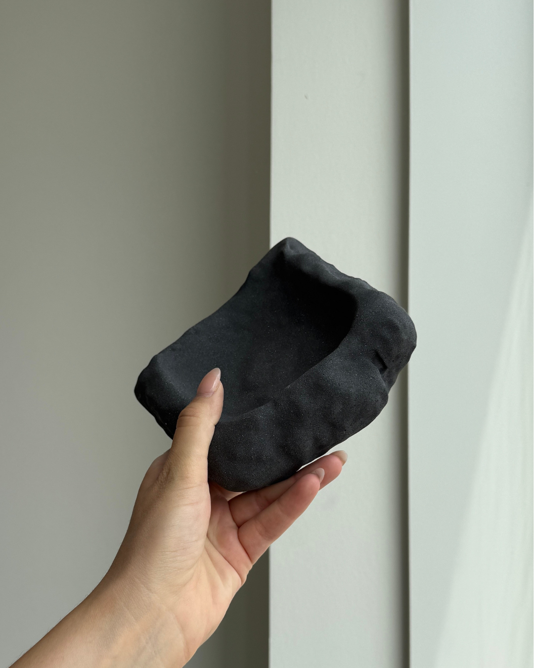 concrete sculpture for home decor, modern decorative sculpture, minimalist art sculpture, unique home accent, stylish jewelry holder, storage sculpture for rings and small items, contemporary concrete art, high-quality handcrafted sculpture, sustainable home decor, decorative centerpiece for living room or bedroom, eco-friendly home accessories, sculptural decor for modern homes, unique gift for home styling, premium art piece, sculptural design for home organization, ginaladeco