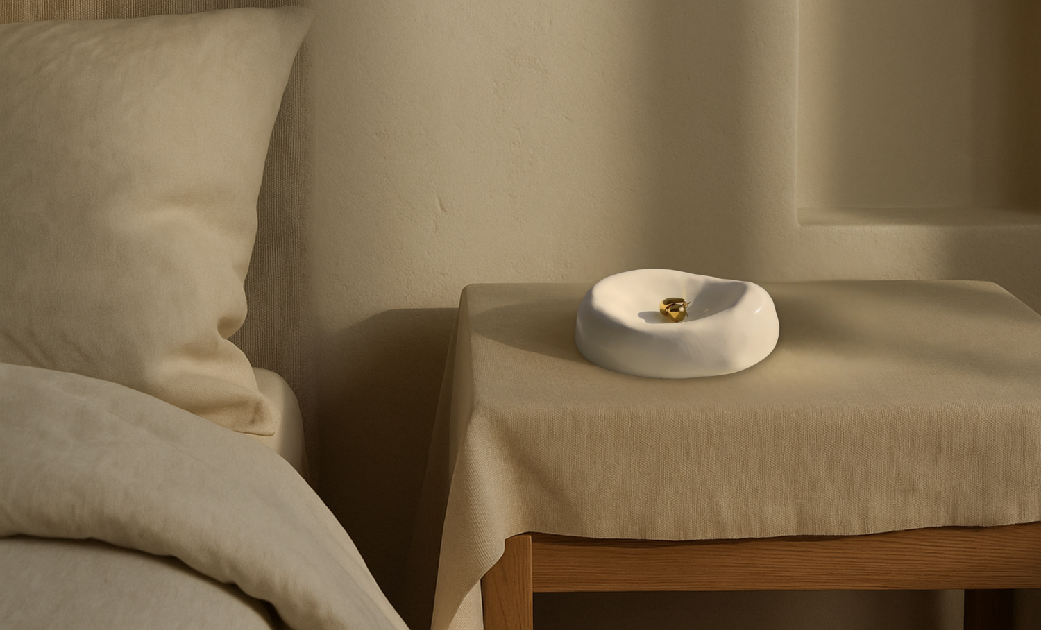 hand-poured eco-resin dish, modern jewelry tray, sculptural home decor piece, soft vanilla color, glossy glaze finish, minimalist decorative tray, functional dish for essentials, high-quality resin home accessories, versatile storage tray for keys, rings, or small items, contemporary decorative object for living room or bedroom, unique home decor piece, eco-friendly storage dish, premium quality resin tray, elegant and refined home accent, stylish and functional tray for home organization, ginaladeco