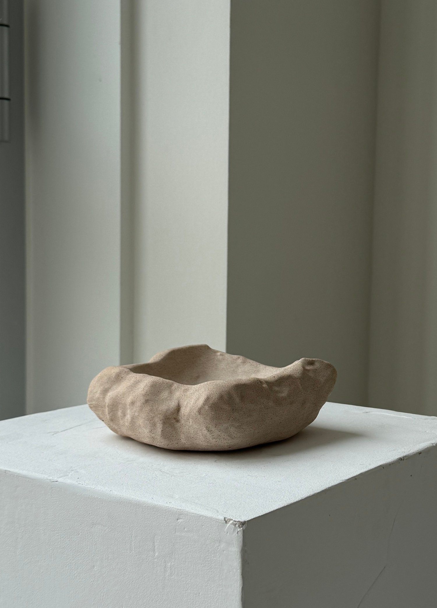 concrete sculpture for home decor, modern decorative sculpture, minimalist art sculpture, unique home accent, stylish jewelry holder, storage sculpture for rings and small items, contemporary concrete art, high-quality handcrafted sculpture, sustainable home decor, decorative centerpiece for living room or bedroom, eco-friendly home accessories, sculptural decor for modern homes, unique gift for home styling, premium art piece, sculptural design for home organization, ginaladeco