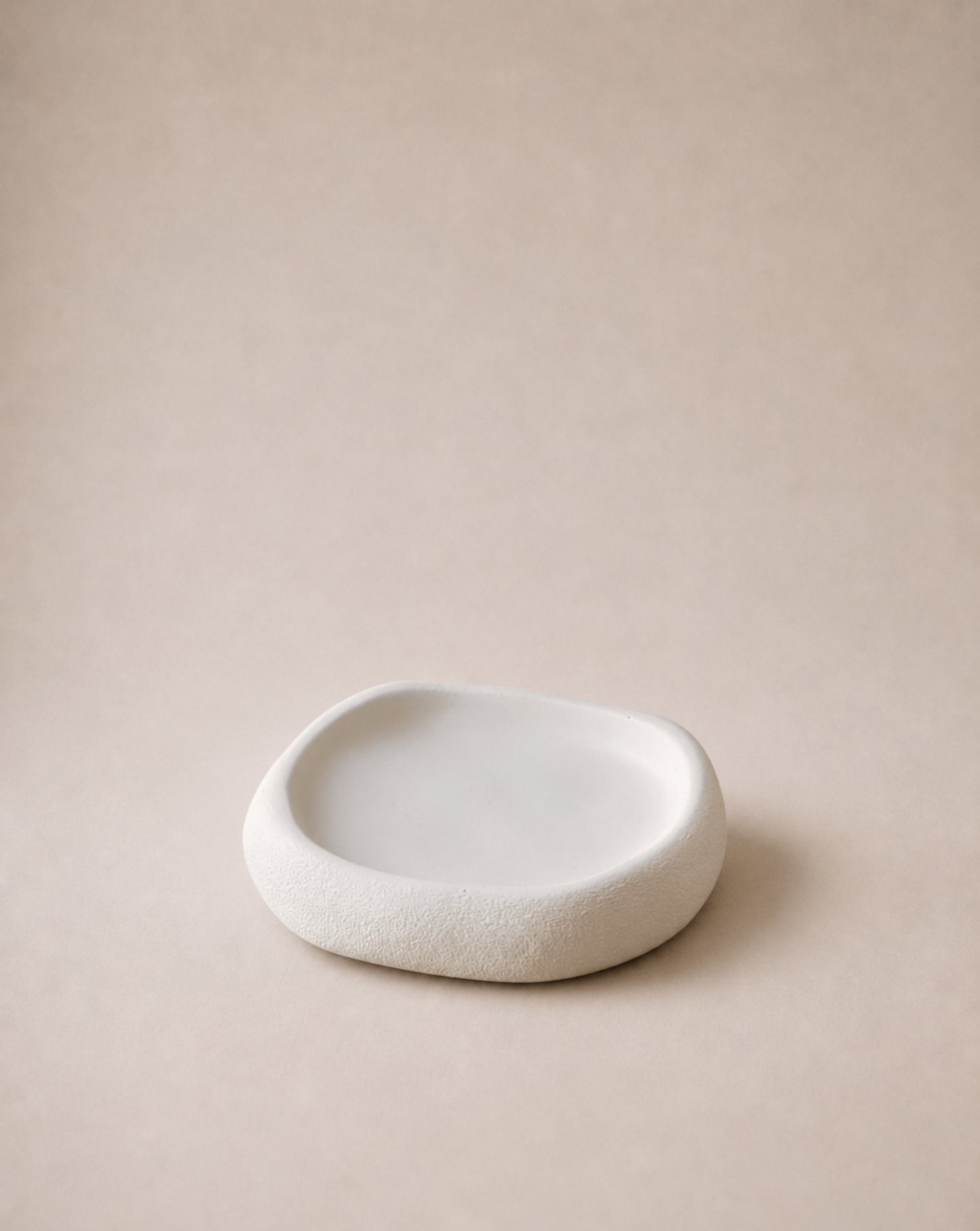 hand-poured eco-resin dish, modern jewelry tray, sculptural home decor piece, soft vanilla color, matte finish, minimalist decorative tray, functional dish for essentials, high-quality resin home accessories, versatile storage tray for keys, rings, or small items, contemporary decorative object for living room or bedroom, unique home decor piece, eco-friendly storage dish, premium quality resin tray, elegant and refined home accent, stylish and functional tray for home organization, ginaladeco