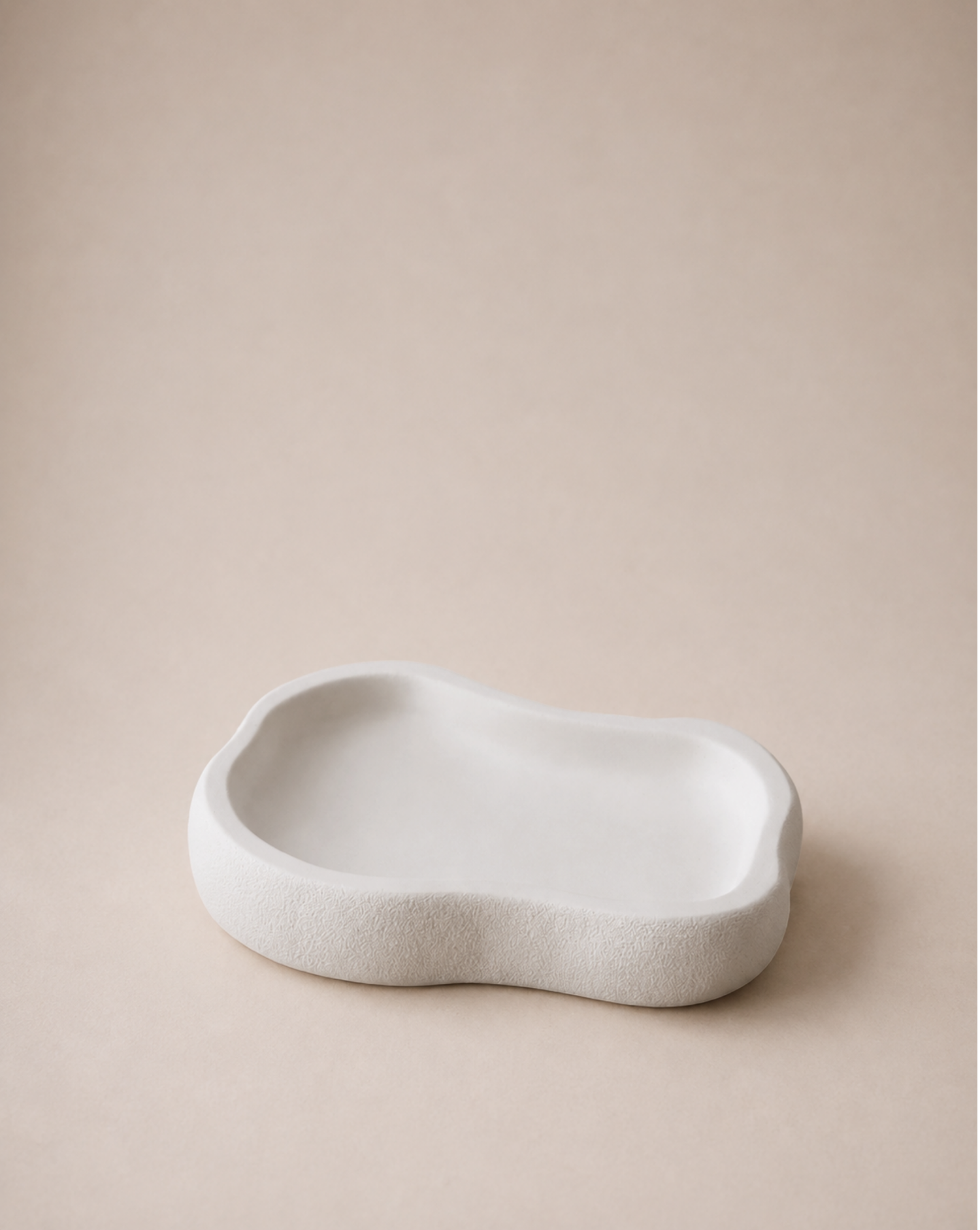 hand-poured eco-resin dish, modern jewelry tray, sculptural home decor piece, soft vanilla color, matte finish, minimalist decorative tray, functional dish for essentials, high-quality resin home accessories, versatile storage tray for keys, rings, or small items, contemporary decorative object for living room or bedroom, unique home decor piece, eco-friendly storage dish, premium quality resin tray, elegant and refined home accent, stylish and functional tray for home organization, ginaladeco