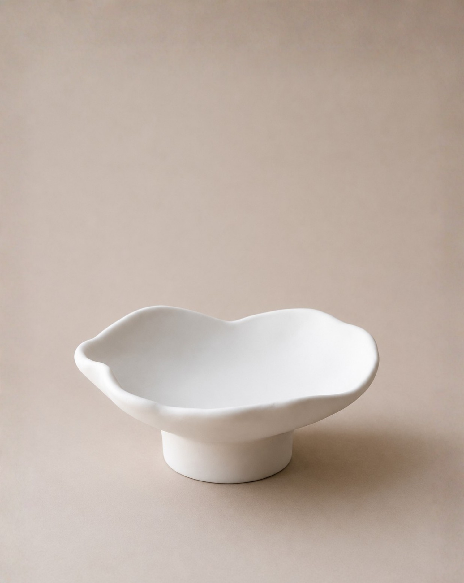 hand-poured eco-resin dish, modern jewelry tray, sculptural home decor piece, soft vanilla color, matte finish, minimalist decorative tray, functional dish for essentials, high-quality resin home accessories, versatile storage tray for keys, rings, or small items, contemporary decorative object for living room or bedroom, unique home decor piece, eco-friendly storage dish, premium quality resin tray, elegant and refined home accent, stylish and functional tray for home organization, ginaladeco