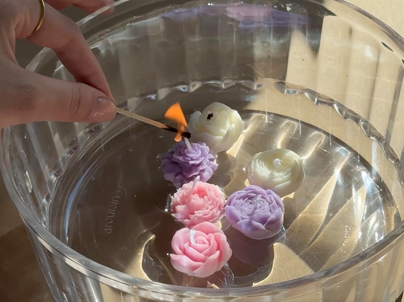 Load video: unique Mother&#39;s Day gift, decorative neutral tone decor. Mother’s Day candle bouquet, blush and pink floral-inspired candles, spring candles for her, elegant home decor, thoughtful gift for mom, soy wax candles with minimalist design, unique candle bouquet for Mother&#39;s Day, ginaladeco