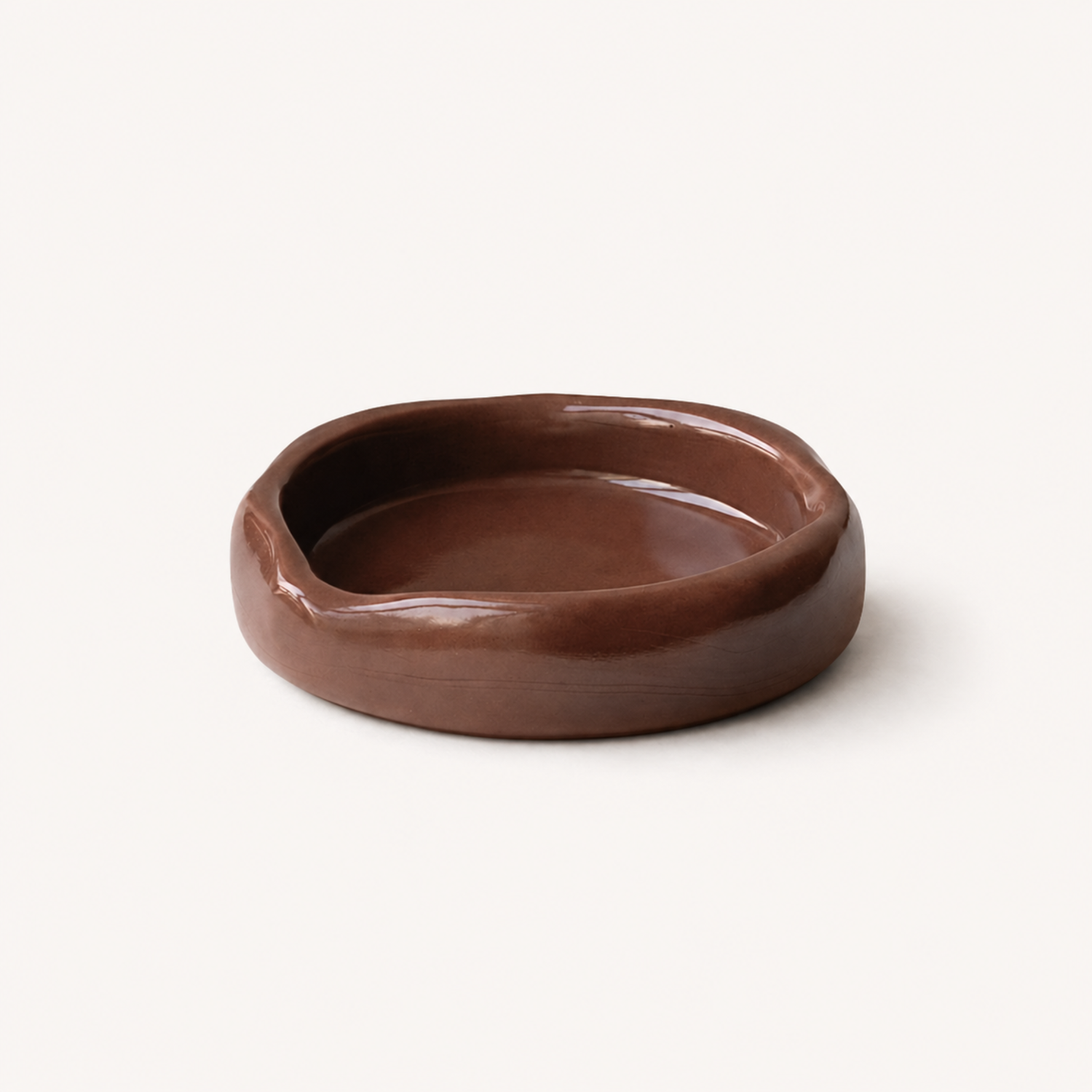 hand-poured eco-resin dish, minimalist round dish with glossy glaze, soft vanilla color, unique asymmetrical design, modern decorative tray for small items, stylish catch-all tray for keys and jewelry, functional home decor, premium quality resin tray, versatile dish for organizing accessories, high-quality eco-resin home decor, handmade decorative dish, contemporary decor for living room or office, elegant resin tray for modern homes, sustainable home accessories, chic storage dish, ginaladeco