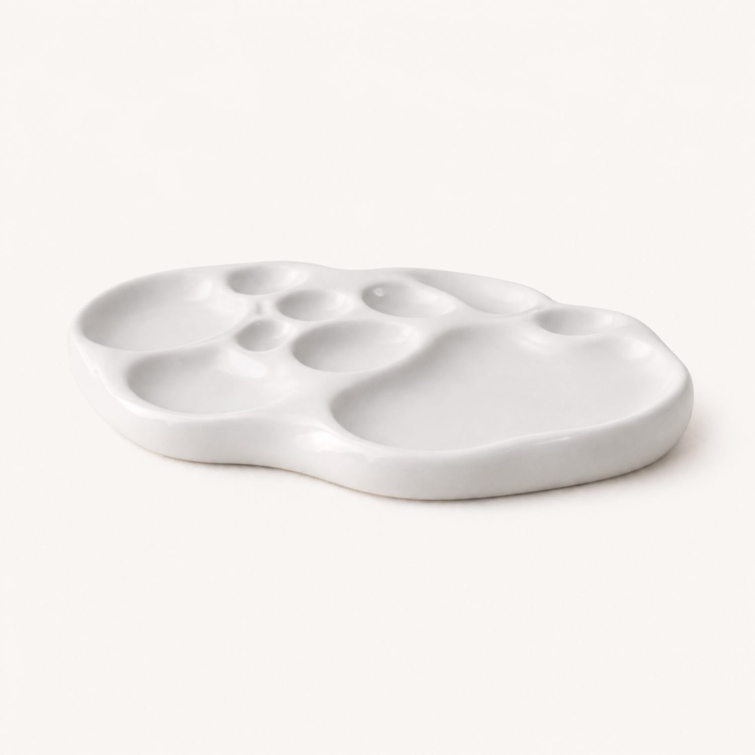 hand-poured eco-resin dish, minimalist round tray with glossy vanilla glaze, sculptural organizer for small items, functional and decorative dish for jewelry or keys, divided sections for home organization, modern home decor, premium quality resin dish, unique storage solution for office or living room, stylish catch-all tray, contemporary resin decor for modern homes, eco-friendly home accessories, high-quality decorative tray for small accessories, handmade storage dish, chic home organization, ginaladeco